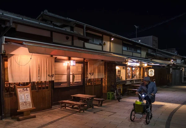 松本市歩道通り夜に人乗って自転車 — ストック写真