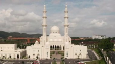 Seremban, Negeri Sembilan, Malezya - 31 Ekim 2019. Yeni inşa edilen Sri Sendayan Camii 'nin dış görünüşü.