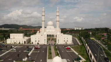 Seremban, Negeri Sembilan, Malezya - 31 Ekim 2019. Yeni inşa edilen Sri Sendayan Camii 'nin dış görünüşü.