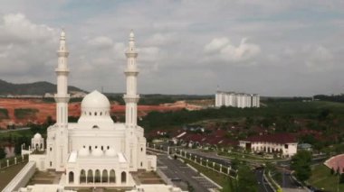 Seremban, Negeri Sembilan, Malezya - 31 Ekim 2019. Yeni inşa edilen Sri Sendayan Camii 'nin dış görünüşü.