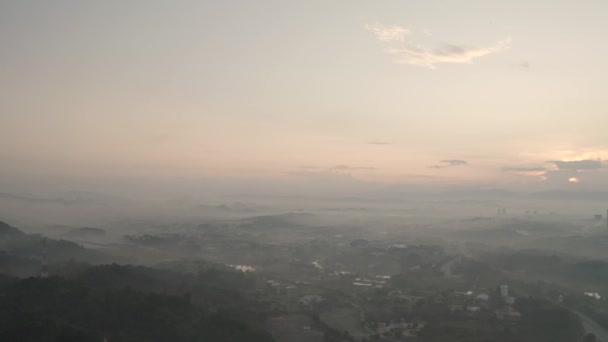 Città Montagna Nella Nebbia Durante Tramonto — Video Stock