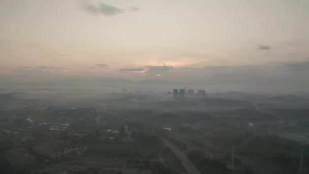 Città Montagna Nella Nebbia Durante Tramonto — Video Stock