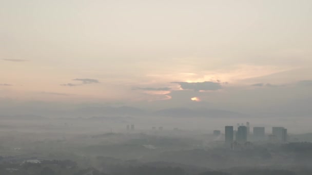 Ciudad Las Montañas Niebla Durante Puesta Del Sol — Vídeos de Stock