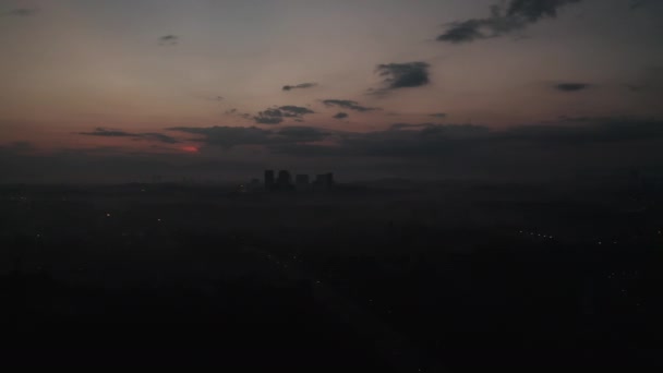 日没時には霧の中の山の中の街 — ストック動画
