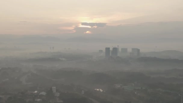 日没時には霧の中の山の中の街 — ストック動画
