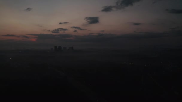 Città Montagna Nella Nebbia Durante Tramonto — Video Stock