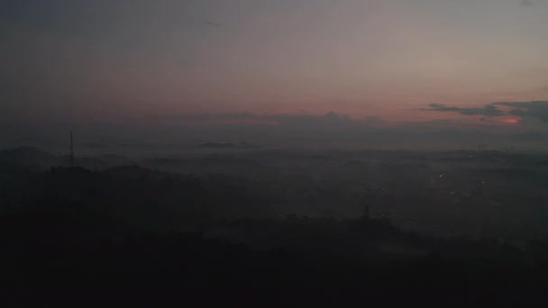 マレーシアの日没時に山の中のプトラジャヤにある住宅団地の眺め — ストック動画