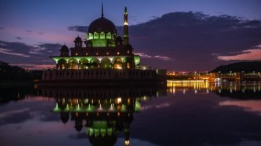 Putra Camii Akşamları gölde, Putrajaya, Malezya 