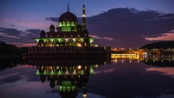 晚上在马来西亚普特拉贾亚湖畔的普特拉清真寺 — 图库视频影像