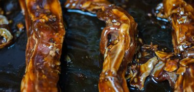 Izgarada kızarmış tavuk.