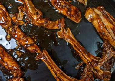 Susamlı ızgara tavuk kanadı.