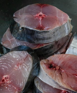 Siyah tabakta çiğ et