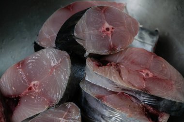 Mutfaktaki ızgarada çiğ et.