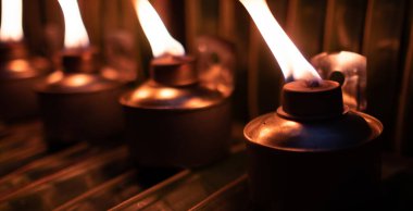 Kilisede mum yakmak.