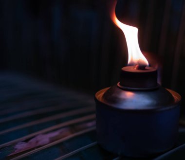 Karanlıkta yanan ateş