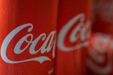 Kırmızı bir cep saatinin yakın çekimi