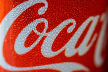 Kırmızı ve siyah vinil bir oyuna topla yaklaş