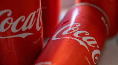 Kırmızı şarabı üst üste yakın.