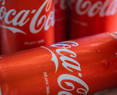 KUALA LUMPUR, MALAYSIA - 31 Ocak 2015: Çeşitli Coca Cola içecekleri. Coca Cola içecekleri Coca-Cola Company tarafından üretilir ve üretilir..