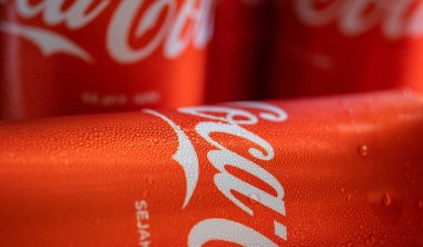 Farklı boyutlarda kırmızı halı ve kredi kartı.