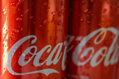 Camda kırmızı ve beyaz kan damlaları var.