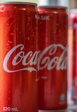 Bir bardak taze domates suyu yakın plan.