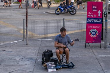 Şehirde bisikletli bir adam var.