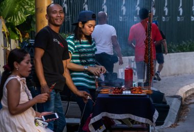 Bir grup arkadaş bar partisinde bira içiyor.