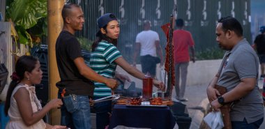 KUALA LUMPUR, MALAYSIA - HAZİRAN 01, 2020: Müşteriler Jalan Alor 'daki bir tezgahtan Durian meyvesi alıyorlar