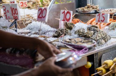 Marketteki sokak yemekleri