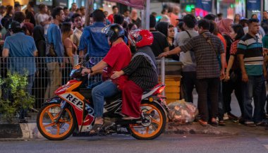 Şehirde motorsikletler