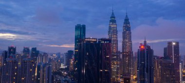 Geceleyin Hong Kong manzarası