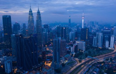 KUALA LUMPUR, MALAYSIA - 21 ARALIK 2019: Şafak vakti Kuala Lumpur modern binalarının hava manzarası