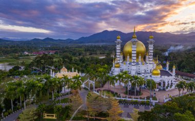 Kuala Kangsar, Perak, Malezya 'daki Ubudiah Camii' nin havadan görünüşü