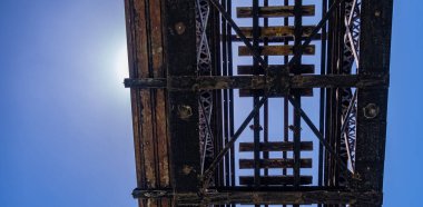 Malezya kırsalındaki eski tren demir köprüsü