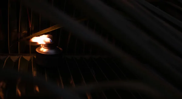 Brennende Kerze Dunkeln — Stockfoto
