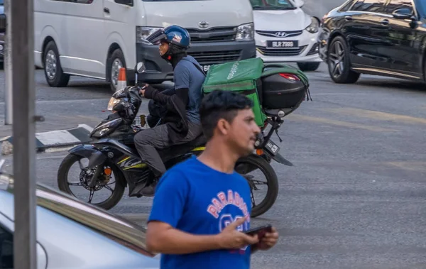 在城市的背景下骑摩托车的男人 — 图库照片