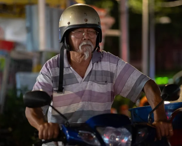 Bisikletli Yaşlı Bir Adamın Portresi — Stok fotoğraf
