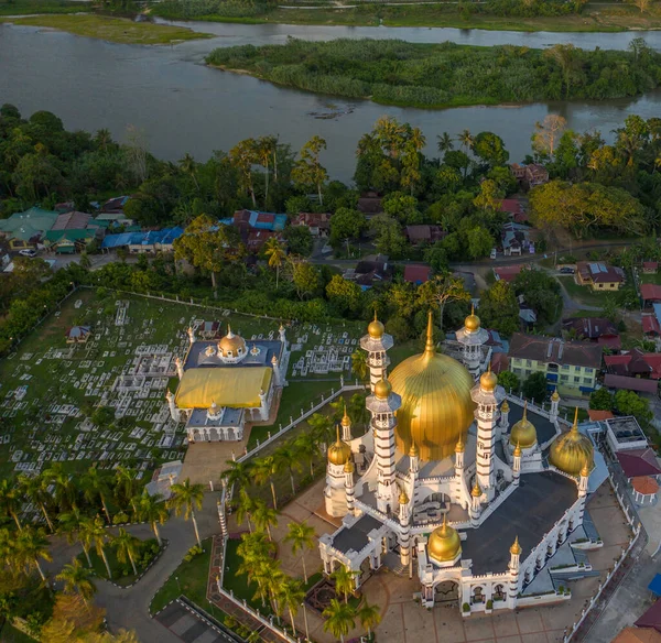 马来西亚Perak Kuala Kangsar Ubudiah清真寺的空中景观 — 图库照片