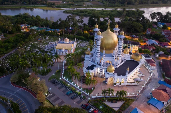 马来西亚Perak Kuala Kangsar Ubudiah清真寺的空中景观 — 图库照片