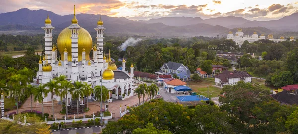 马来西亚Perak Kuala Kangsar Ubudiah清真寺的空中景观 — 图库照片