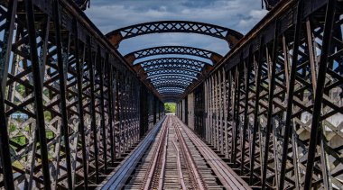 Riga, Letonya 'daki demiryolu köprüsü.