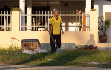 Arka planda bavulu olan takım elbiseli bir adam.