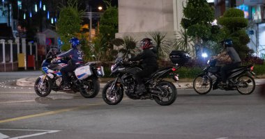 Sokakta motosikletler