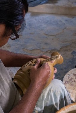 Sanatçı, Hindu tanrısı sürecinde sanatla meşgul.
