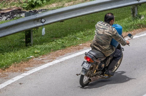 Άνθρωπος Ένα Σκούτερ Στο Δρόμο — Φωτογραφία Αρχείου