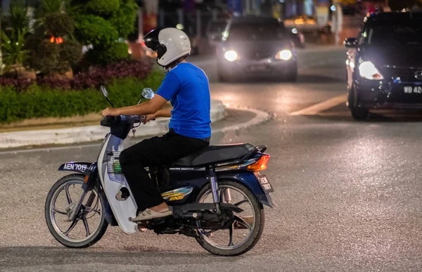 在城市里骑摩托车的年轻人 — 图库照片