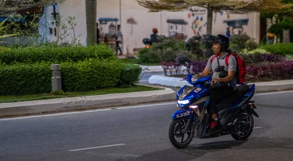 在城市里骑摩托车的人 — 图库照片