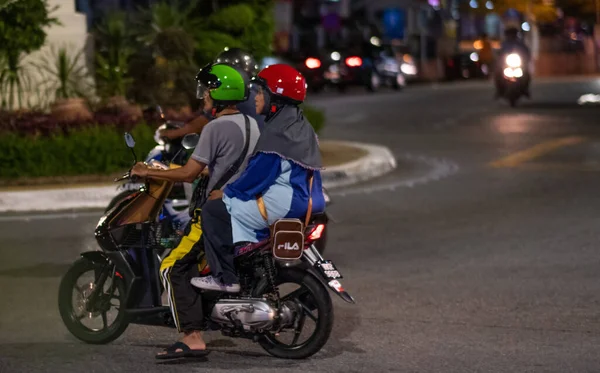 马来西亚 2020年2月22日 骑摩托车的人在马来西亚的一个小镇骑摩托车 有选择的重点 — 图库照片