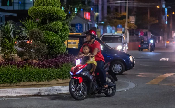 Молодий Чоловік Їде Мотоциклі — стокове фото